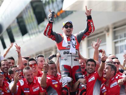 Lorenzo celebra la victoria con su equipo en Spielberg.