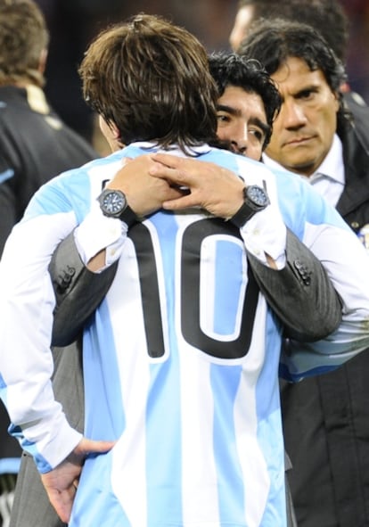 Maradona abraza a Messi tras la eliminación ante Alemania.