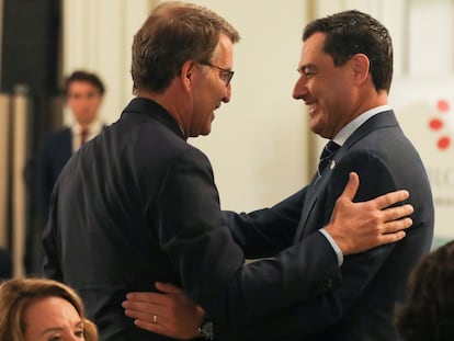The president of the Popular Party, Alberto Núñez Feijóo (left) and the president of the Junta de Andalucía, Juan Manuel Moreno greet each other in Madrid in September 2022.