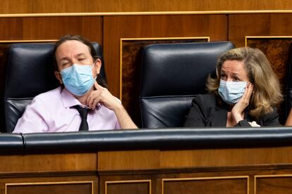 Pablo Iglesias, líder de Podemos, junto a la vicepresidenta tercera, Nadia Calviño, durante la sesión de este miércoles en el Congreso.