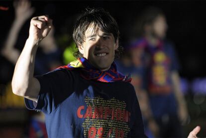 Bojan, durante la celebración del título con el equipo ayer en el Camp Nou