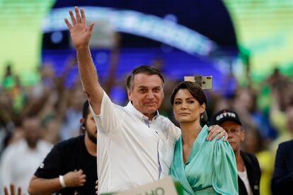 Bolsonaro y su esposa Michelle saludan a la multitud durante el mitin.