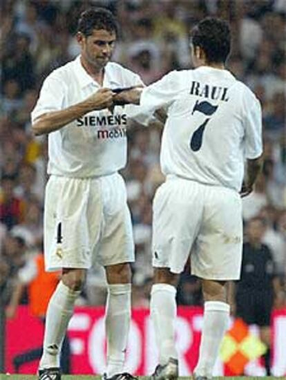 Hierro entrega el brazalete de capitán a Raúl en un partido.