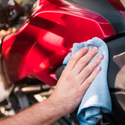 Artículo de EL PAÍS Escaparate que describe los beneficios de usar un kit de limpieza integral para moto