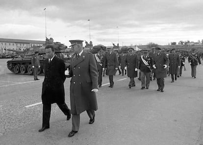 Alberto Oliart (a la izquierda), cuando era ministro de Defensa en 1981, junto al teniente general Quintana Lacaci, durante la celebración del día de la patrona de Infantería.