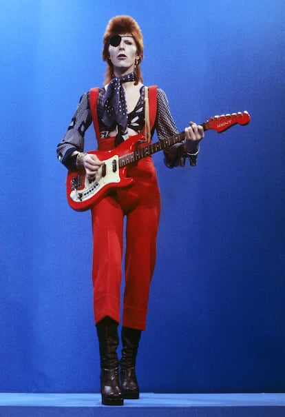 El diseñador belga Dries van Noten recuerda la primera vez que vio a Bowie siendo muy joven, en el programa de la televisión holandesa TopPop, en 1974, cantando Rebel Rebel: “es una imagen y una emoción que nunca olvidaré”. El look pirata correspondía al personaje Halloween Jack, inventado exclusivamente para la gira Diamond Dogs. Años más tarde y ya consagrado, Van Noten recurrió a Bowie, en su etapa posterior de Thin White Duke (1976), para su colección de otoño-invierno de 2011.