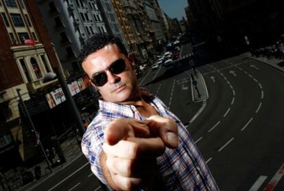 José Manuel Casañ, líder y vocalista de Seguridad Social posa en la Gran Vía madrileña. La banda edita su disco número 15. Con este nuevo álbum la formación musical celebra 30 años encima de los escenarios.