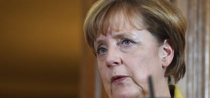  La canciller alemana Angela Merkel se dirige a los medios durante una rueda de prensa ofrecida junto al primer ministro brit&aacute;nico, David Cameron.