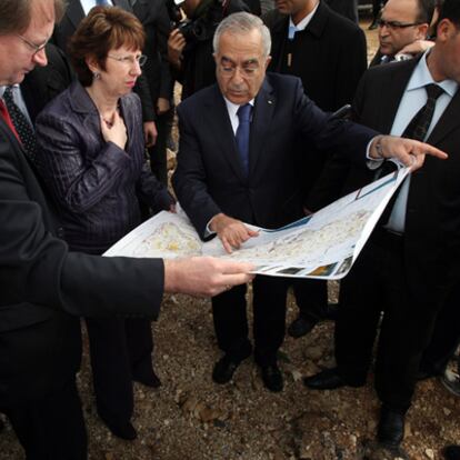 La representante de política exterior de la UE, Catherine Ashton, conversa con el primer ministro palestino, Salam Fayad, en Ramala.