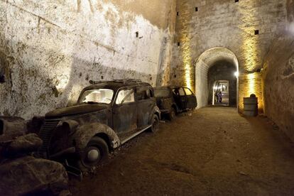 Coches abandonados en la Galería Borbónica de Näpoles.