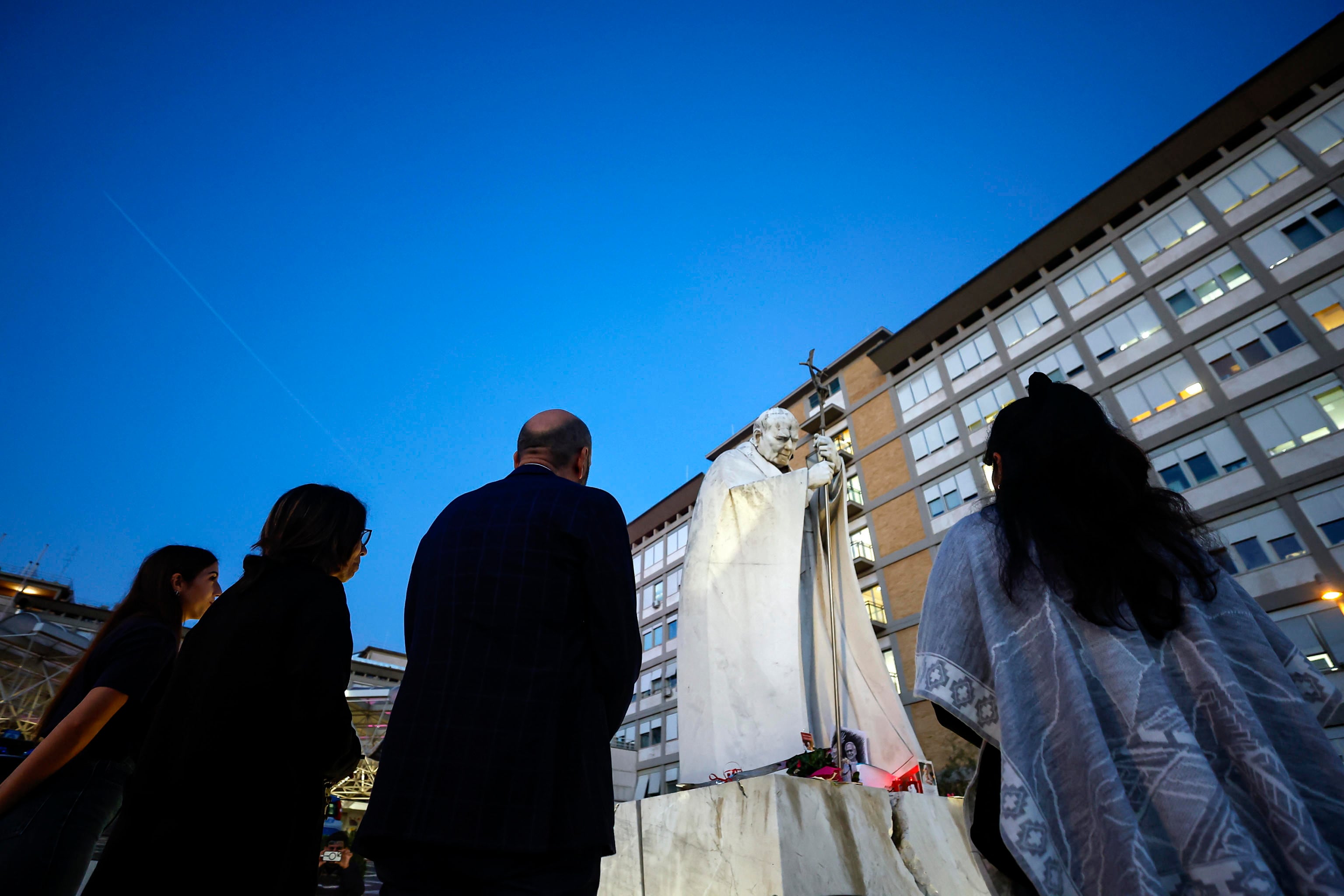 El Papa saldrá esta tarde del hospital, cuatro días después de su operación de pulmón