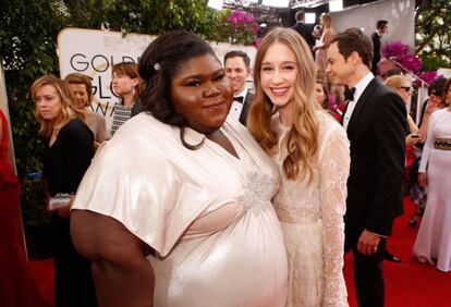 Gabourey Sidibe y su compañera de reparto Taissa Farmiga en 'American Horror Story', en los Globos de Oro.