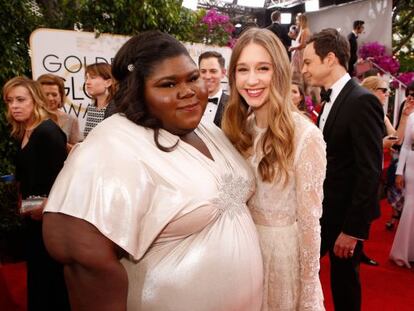 Gabourey Sidibe y su compa&ntilde;era de reparto Taissa Farmiga en &#039;American Horror Story&#039;, en los Globos de Oro. 