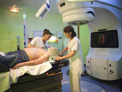 Un paciente de cáncer recibe radioterapia en un hospital de Saboya (Francia). 