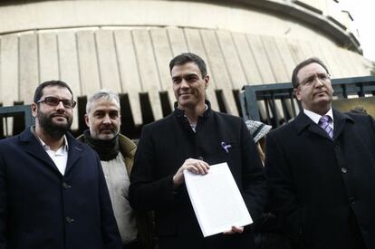 Pedro Sánchez (centro), el pasado 4 de febrero, antes de presentar el recurso contra la Ley de Propiedad Intelectual en el Constitucional.