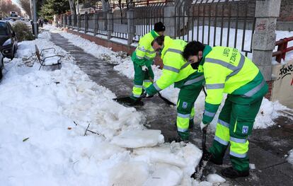 Operarios del Ayuntamiento de Madrid retiran la nieve y el hielo acumulado en las aceras de las calles madrileñas.