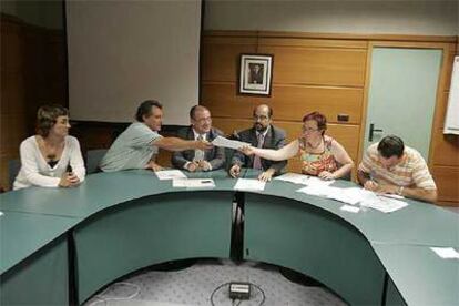 El consejero, el rector y representantes de STEE-EILAS y LAB firman el acuerdo en Lakua.