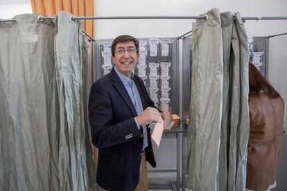 El vicepresidente de la Junta y líder de Ciudadanos en Andalucía, Juan Marín, ejerce su derecho al voto en la biblioteca municipal de Sanlúcar de Barrameda (Cádiz).