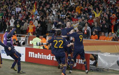 Los jugadores de España celebran el gol de Iniesta.