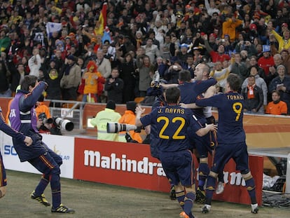 Los jugadores de España celebran el gol de Iniesta.