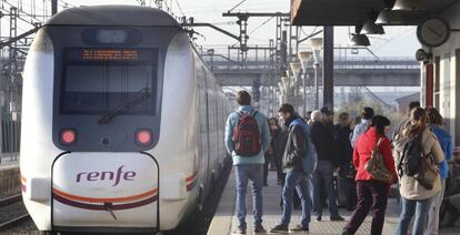 Un tren de cercan&iacute;as de Renfe en la estaci&oacute;n de Mollet del Valles (Barcelona).