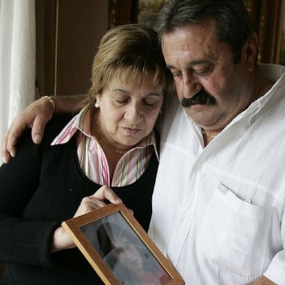 Luisa y su marido, Ángel, observan un retrato de María Arias en su vivienda de Móstoles.