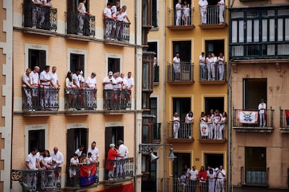 Ambiente en los balcones de la Plaza Consistorial de Pamplona.
