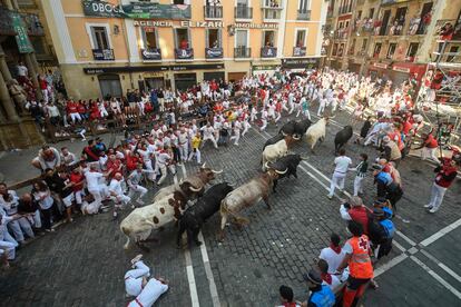 En la llegada a la plaza, la mayoría del grupo se ha introducido sin mayores incidencias, mientras que el último toro, que se había quedado rezagado desde la curva, se ha resistido a entrar e incluso cuando ya se daba por finalizado el encierro ha vuelto a salir a la arena.