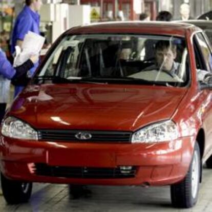 Trabajadores en una fábrica de Lada en Tolyatti, Rusia.