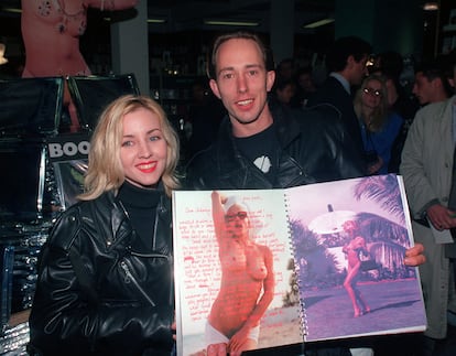Dos admiradores de Madonna posaban para la prensa con el libro 'Sex' abierto tras ser los primeros en comprarlo en su día de publicación en Londres.