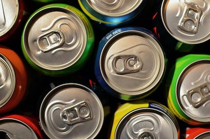 Conjunto de latas de refresco.