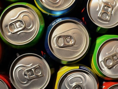 Conjunto de latas de refresco.