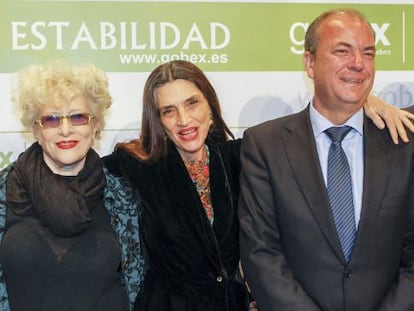 El presidente del gobierno de Extremadura junto a Magüi Mira y Ángela Molina.