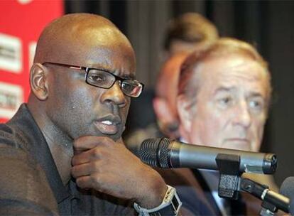 Thuram, junto al presidente del París Saint Germain