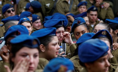 Militares israelíes lloran durante el funeral de un compañero, Avraham Fetena, que murió a causa de las heridas sufridas durante la operación terrestre israelí en Gaza, en Haifa (Israel), este viernes. 