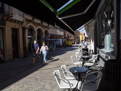 Dos personas pasan junto a una terraza vacía, el miércoles en Aranda de Duero.