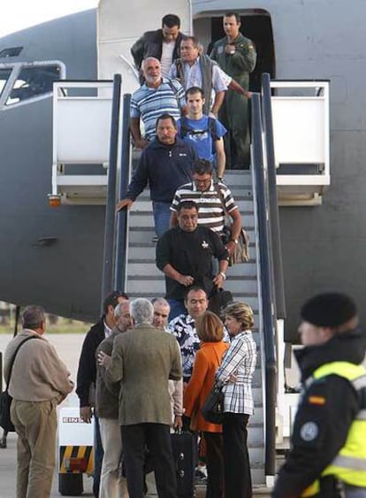 Los  tripulantes españoles llegan a la base aérea de Torrejón.