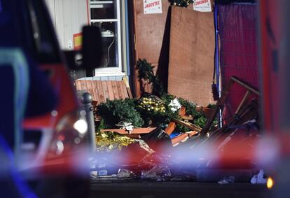 La zona del mercadillo navideño de Berlín, tras el paso del camión.