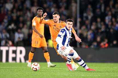 Dani Ceballos, del Real Madrid, y Ander Barrenetxea, de la Real Sociedad, en acción durante el partido de ida de las semifinales de la Copa del rey este miércoles.