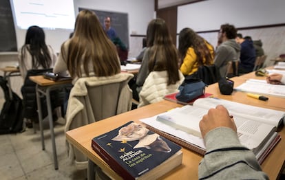 Clases de literatura en una clase del Instituto del Luis Vives de Valencia.