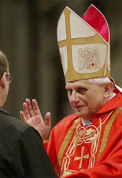 Joseph Ratzinger es el cardenal que ha velado por la pureza del dogma católico desde 1981, cuando Juan Pablo II lo nombró prefecto de la Congregación para la Doctrina de la Fe (ex Santo Oficio). Nacido el 16 de abril de 1927 en Baviera, hijo de modestos campesinos, Ratzinger ha pasado la mayor parte de su vida en contacto con el mundo académico. El cardenal alemán concentra enormes poderes por su talla moral y su rectitud, y no tanto por su poder de persuasión.

Ratzinger se conviertió en el gran represor de teólogos disidentes, que se alejan de la línea dictada en el Vaticano. Dice no al sacerdocio femenino, a la presencia de homosexuales en la Iglesia, y asesta un golpe considerable al proceso de diálogo con las otras iglesias cristianas.

Si los cardenales se inclinaran por un Papa de transición, una figura respetada que no tuviera ninguna posibilidad de reinar otros 26 años, Ratzinger podría ser la mejor opción, pese a su nacionalidad, a su perfil conservador, y a su frontal rechazo a las innovaciones litúrgicas de la Iglesia introducidas por Pablo VI.