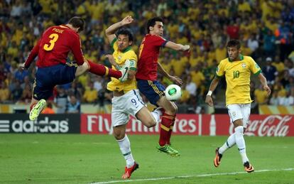 Fred, entre Piqué y Arbeloa, en la jugada del primer gol.