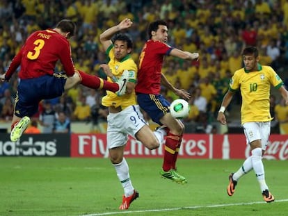 Fred, entre Piqu&eacute; y Arbeloa, en la jugada del primer gol.