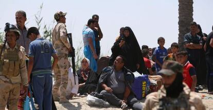 Habitantes de la ciudad iraquí de Ramadi huyen ante el avance del Estado Islámico.