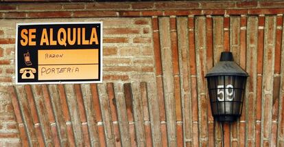 Cartel de un piso en alquiler.