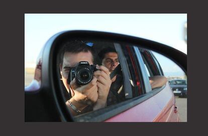 El juego de espejos es un clásico del 'selfie', aquí la versión espejo retrovisor de Daniel López-Brea, que viajaba de Madrid a Comillas.