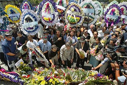 Decenas de coronas de flores atestan el lugar del atentado con bomba en Bali.