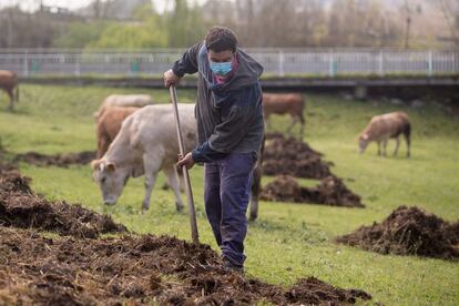 Un agricultor en Lugo, en Galicia, el 24 de marzo de 2021.