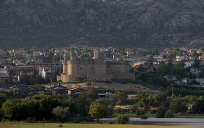 El castillo destaca sobre la panorámica de Manzanares el Real.