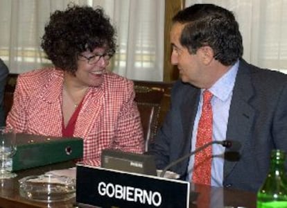 La diputada socialista Ángeles Amador y el ministro de la Presidencia, Juan José Lucas, ayer en el Congreso.